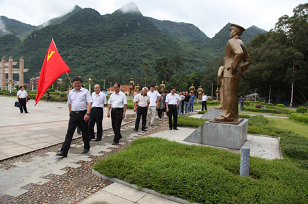 6月27日,市人大机关党总支部组织全体党员赴革命老区河池市东兰县开展