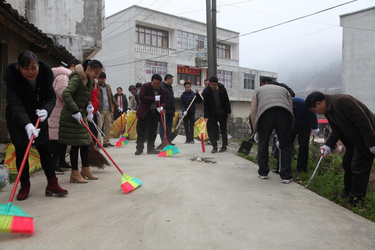 乱堆乱放,乱搭乱建,占道摆摊等现象;村民清洁卫生文明意识和生态环境