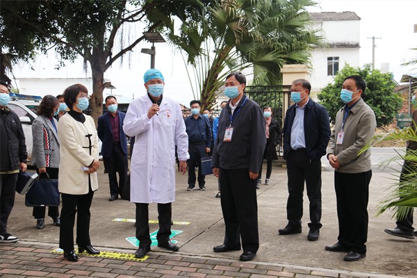 图为周异决市长参加代表联络站民情沟通会(本版图片均由潘秀丽/摄)