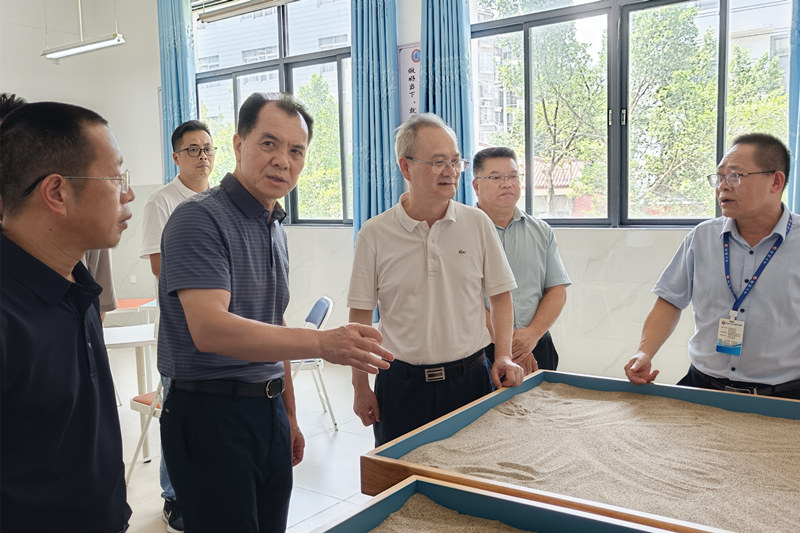 在隆林各族自治县第二中学调研_副本.jpg