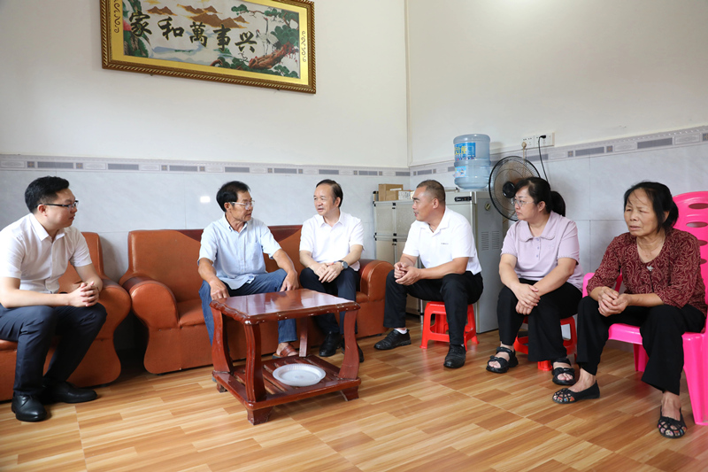 周武红到德保看望慰问困难党员、老党员代表