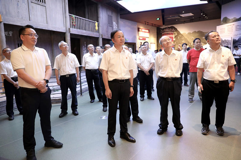 赓续红色血脉　汲取奋进力量——市人大机关党委赴东兰县开展主题党日活动
